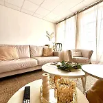 Spacious Duplex In The Center Of Onikos * Bastenaken